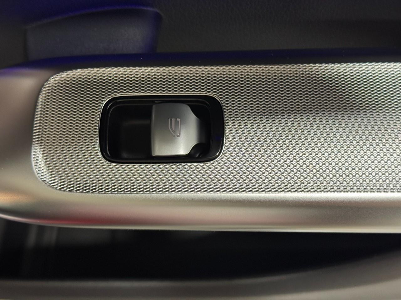 Mercedes-Benz GLC Vehicle Full-screen Gallery Image 21