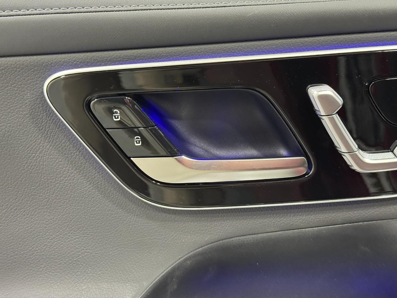 Mercedes-Benz GLC Vehicle Full-screen Gallery Image 23