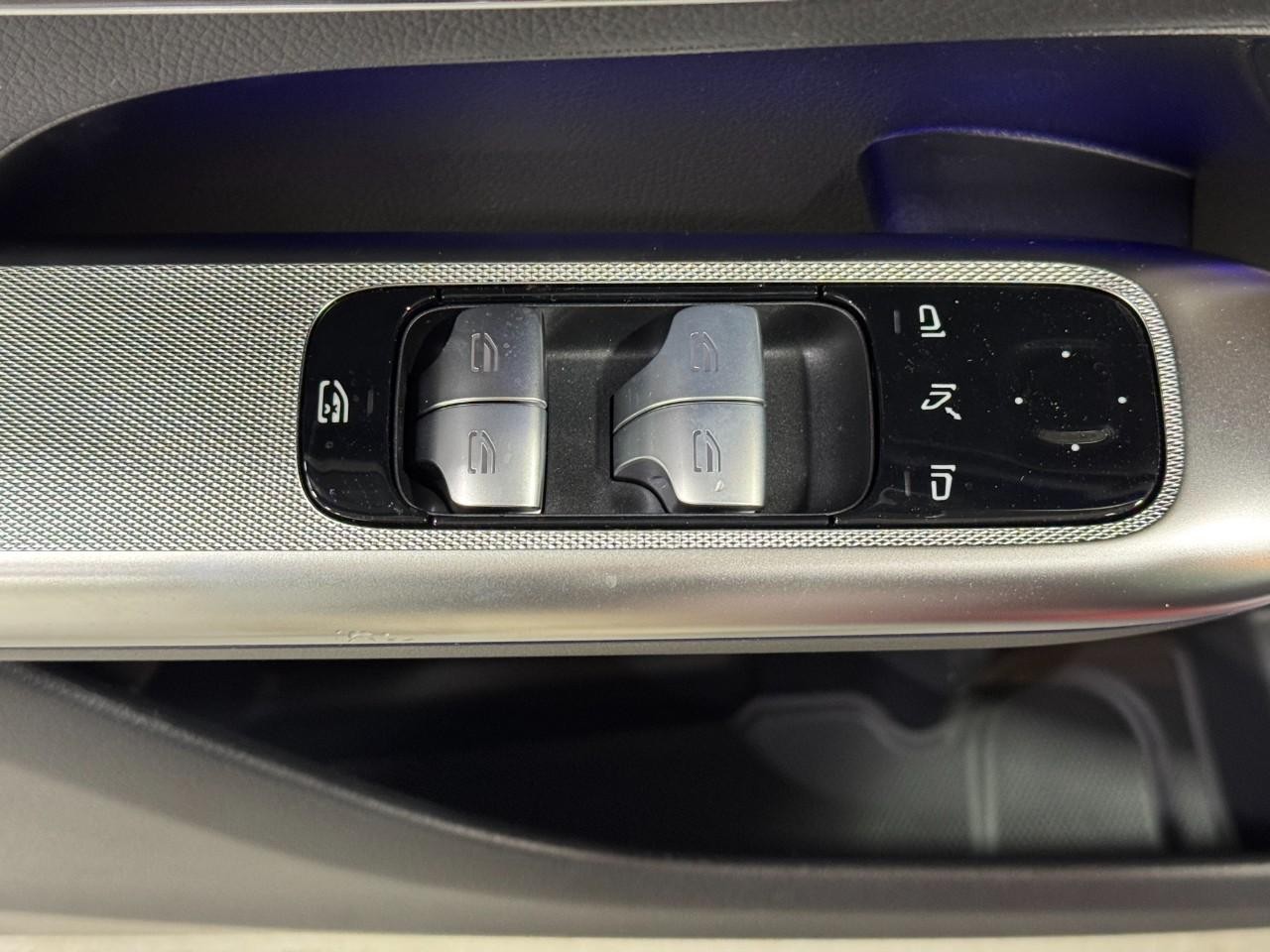 Mercedes-Benz GLC Vehicle Full-screen Gallery Image 24