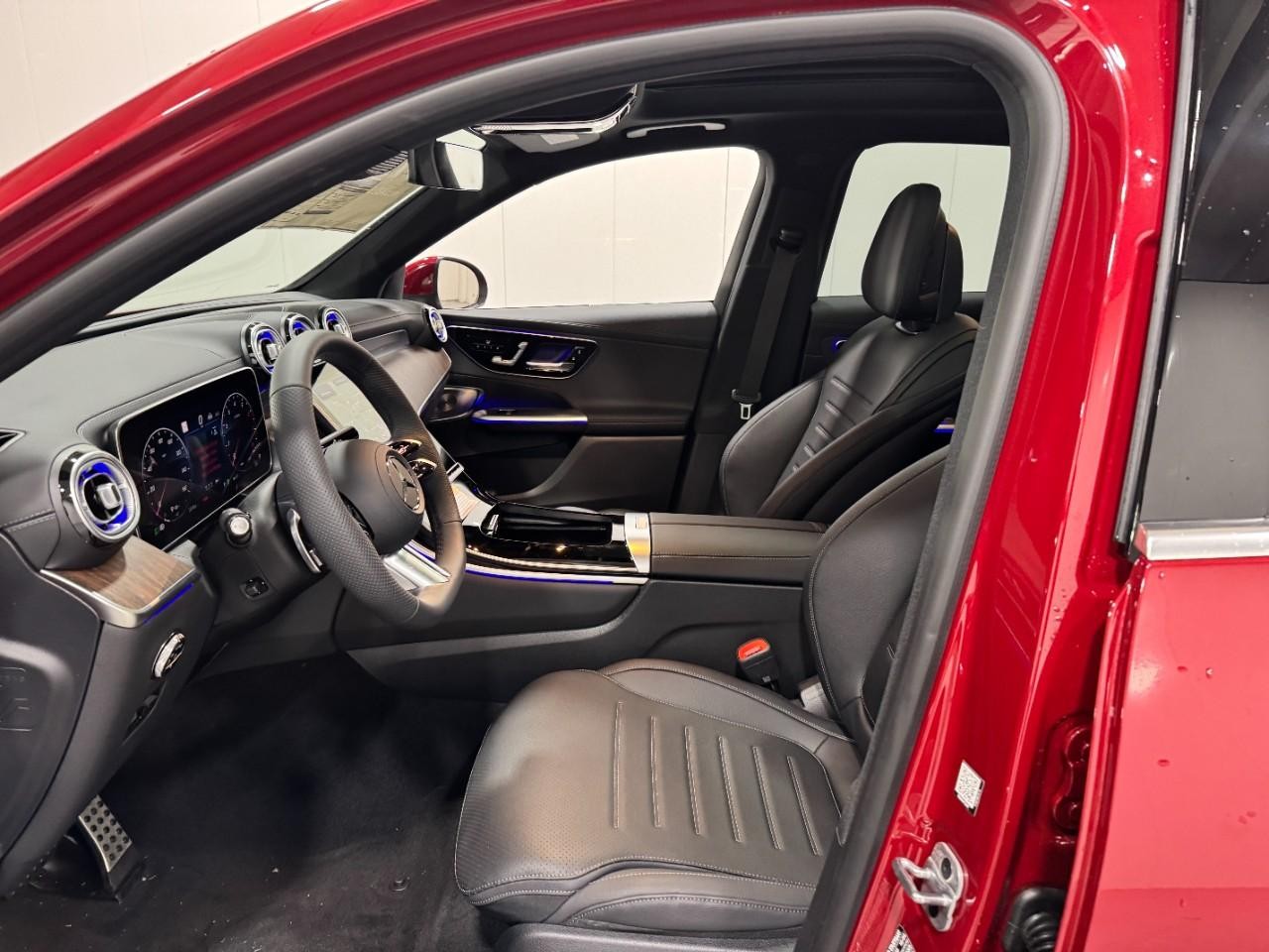 Mercedes-Benz GLC Vehicle Full-screen Gallery Image 27