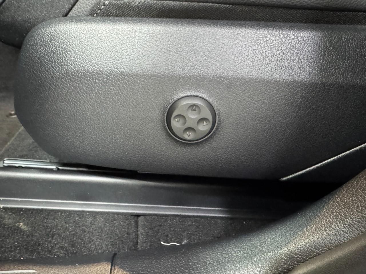 Mercedes-Benz GLC Vehicle Full-screen Gallery Image 29