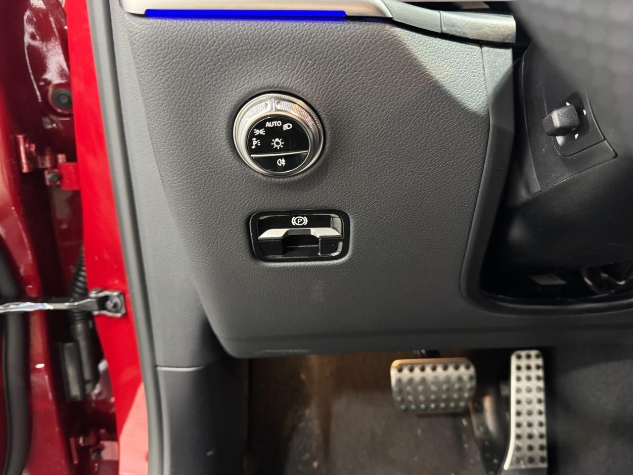 Mercedes-Benz GLC Vehicle Full-screen Gallery Image 30