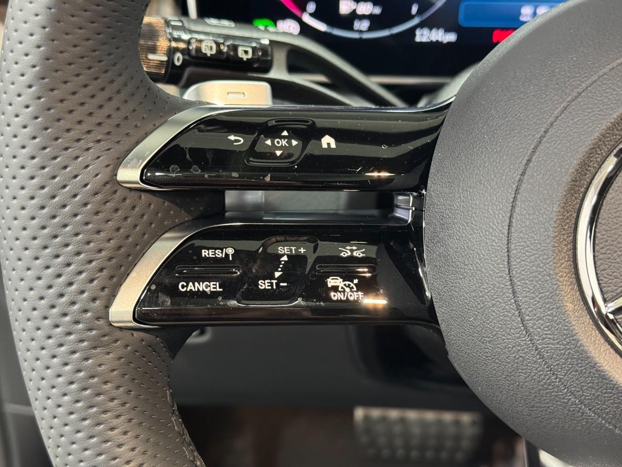 Mercedes-Benz GLC Vehicle Full-screen Gallery Image 31