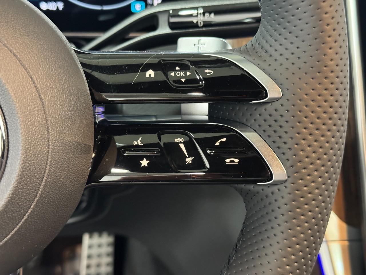 Mercedes-Benz GLC Vehicle Full-screen Gallery Image 32