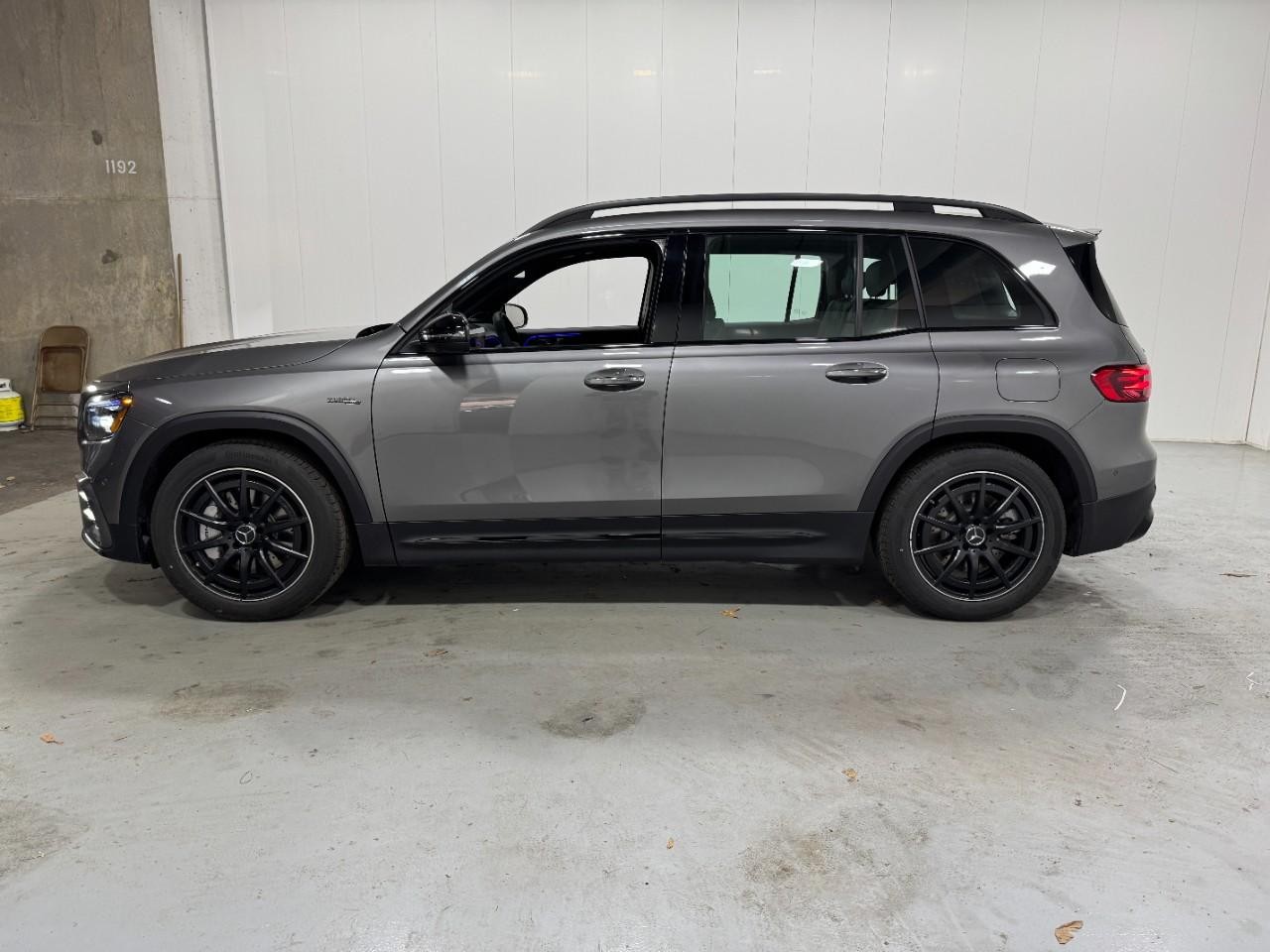 Mercedes-Benz GLB Vehicle Full-screen Gallery Image 2