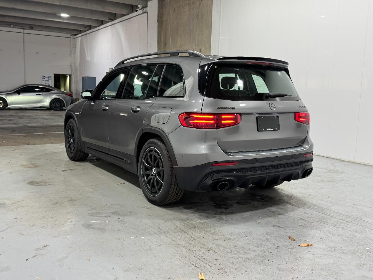 Mercedes-Benz GLB Vehicle Full-screen Gallery Image 3