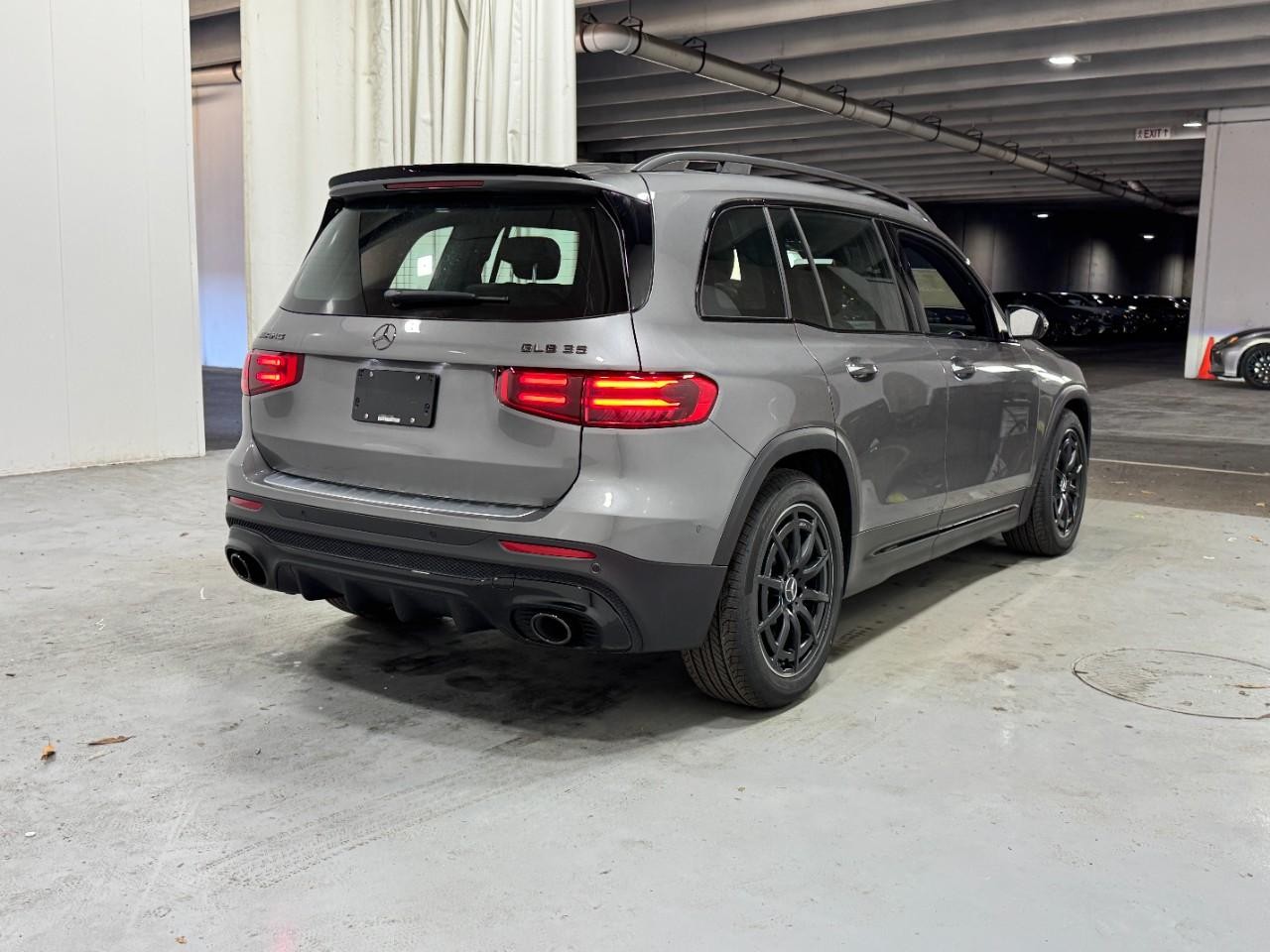 Mercedes-Benz GLB Vehicle Full-screen Gallery Image 4