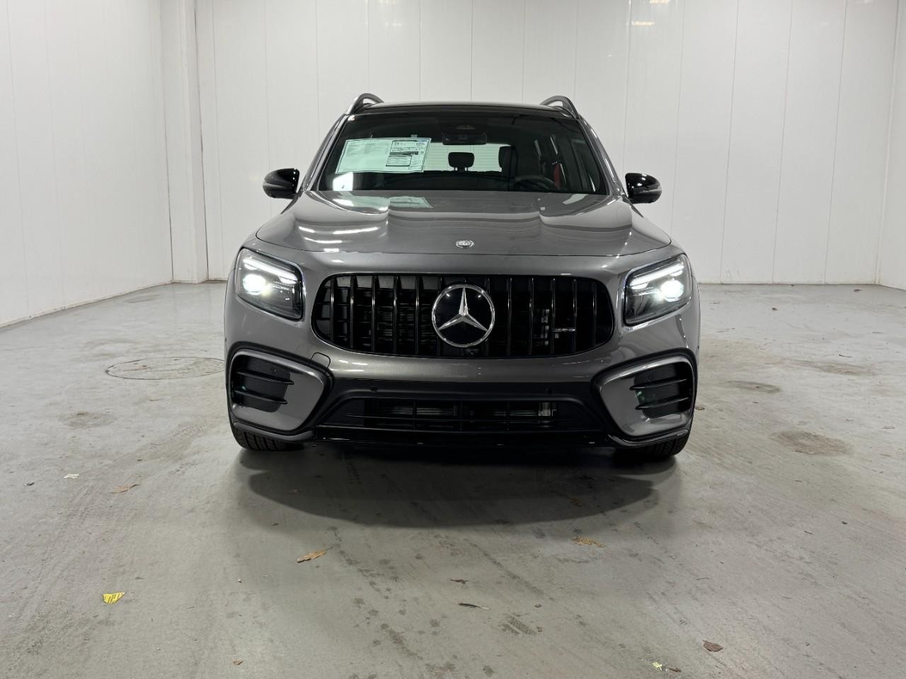 Mercedes-Benz GLB Vehicle Full-screen Gallery Image 7