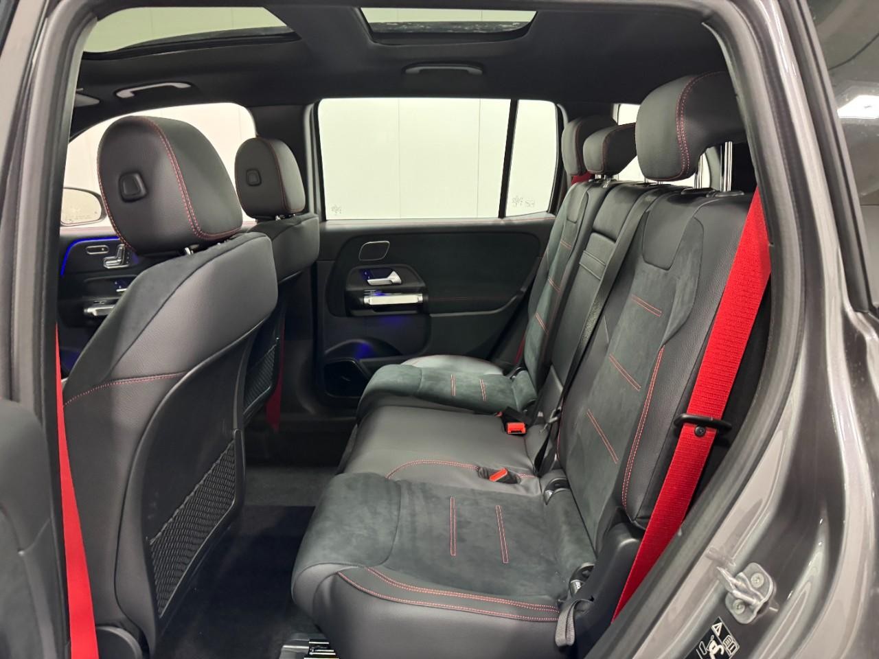 Mercedes-Benz GLB Vehicle Full-screen Gallery Image 8