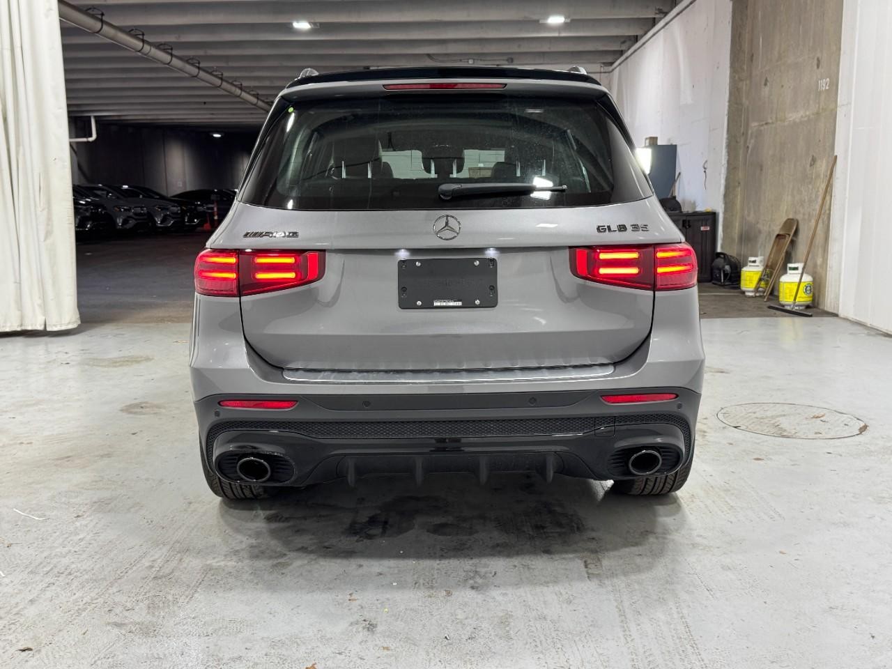 Mercedes-Benz GLB Vehicle Full-screen Gallery Image 9