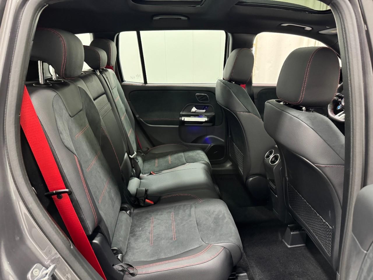 Mercedes-Benz GLB Vehicle Full-screen Gallery Image 10