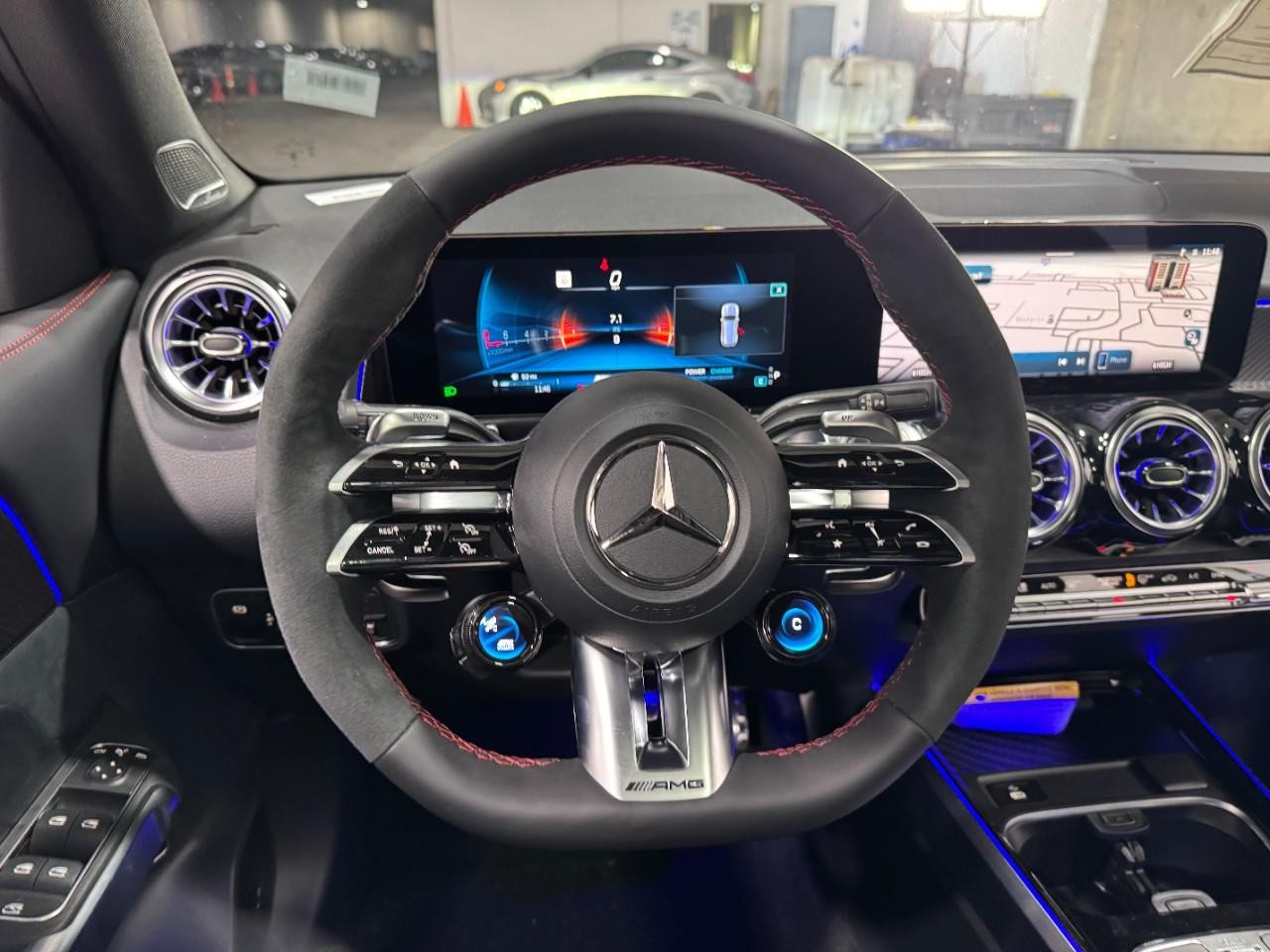 Mercedes-Benz GLB Vehicle Full-screen Gallery Image 13