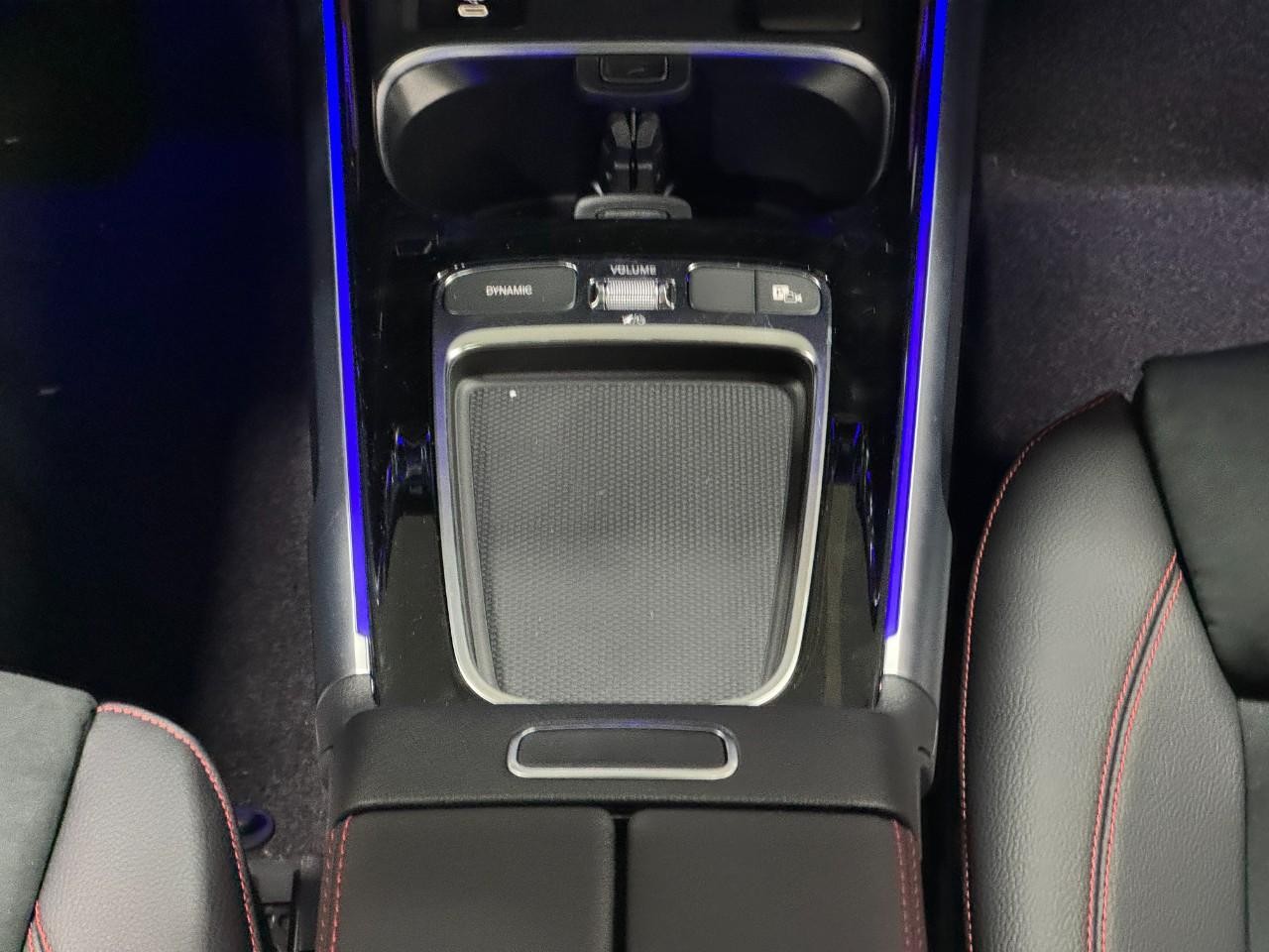 Mercedes-Benz GLB Vehicle Full-screen Gallery Image 16