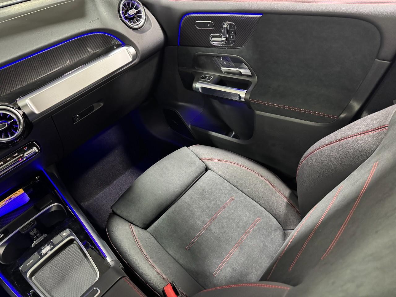 Mercedes-Benz GLB Vehicle Full-screen Gallery Image 17