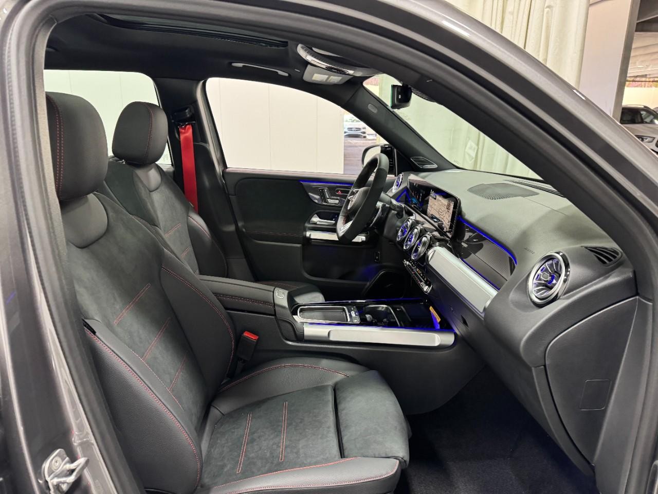 Mercedes-Benz GLB Vehicle Full-screen Gallery Image 18