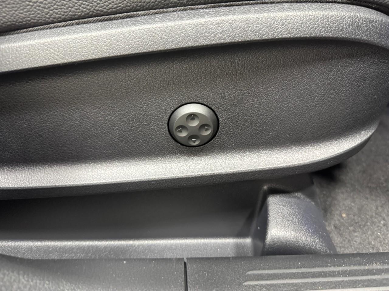 Mercedes-Benz GLB Vehicle Full-screen Gallery Image 20