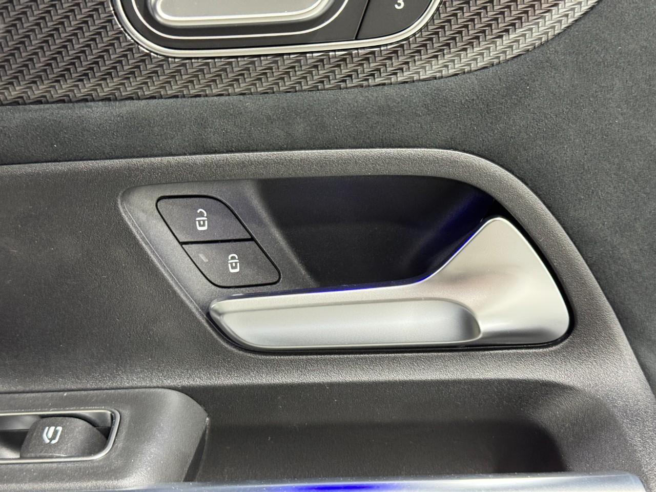 Mercedes-Benz GLB Vehicle Full-screen Gallery Image 22