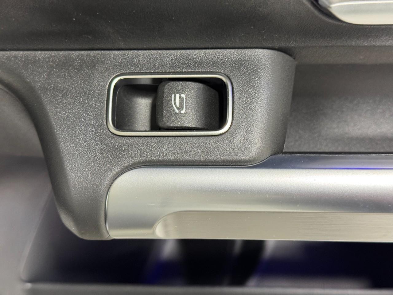 Mercedes-Benz GLB Vehicle Full-screen Gallery Image 23