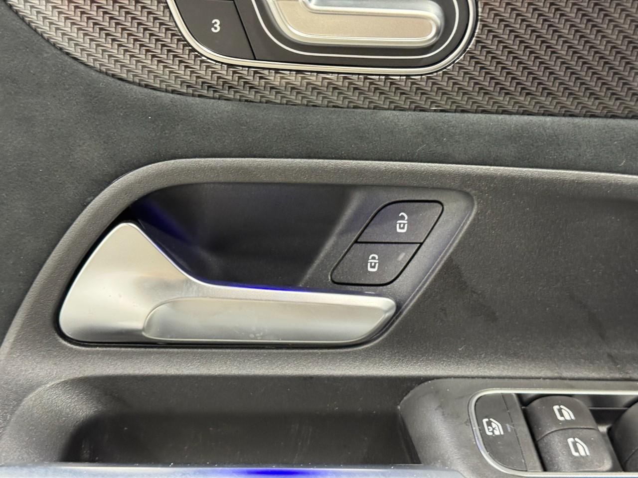 Mercedes-Benz GLB Vehicle Full-screen Gallery Image 25