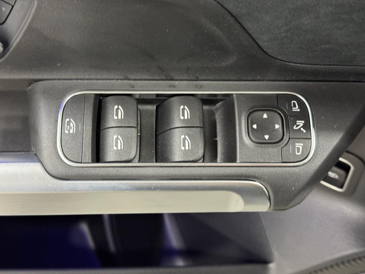 Mercedes-Benz GLB Vehicle Full-screen Gallery Image 26