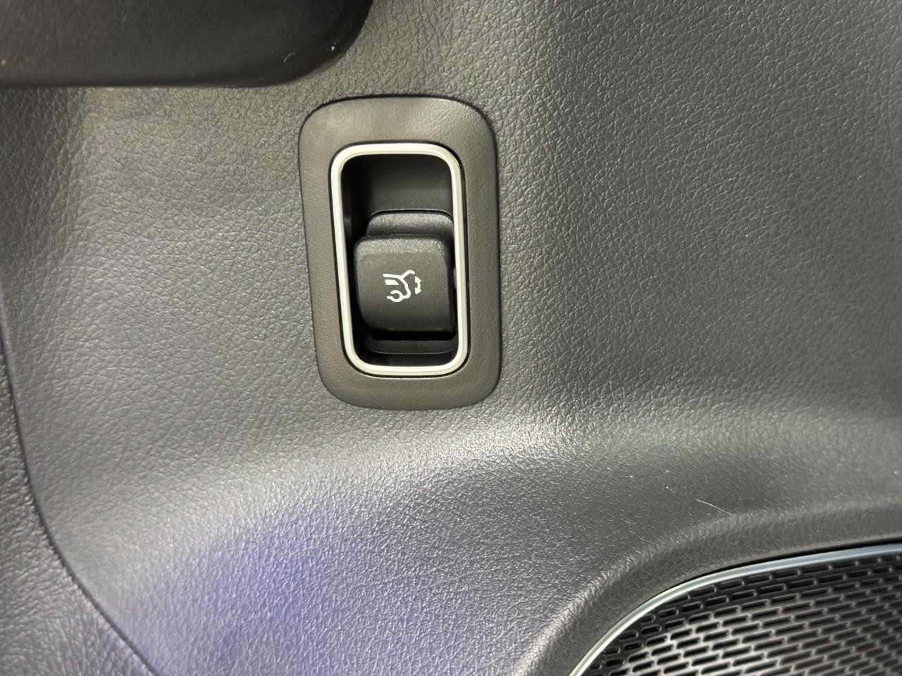 Mercedes-Benz GLB Vehicle Full-screen Gallery Image 27