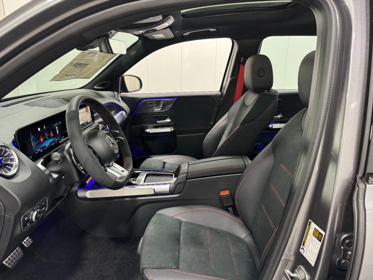 Mercedes-Benz GLB Vehicle Full-screen Gallery Image 28