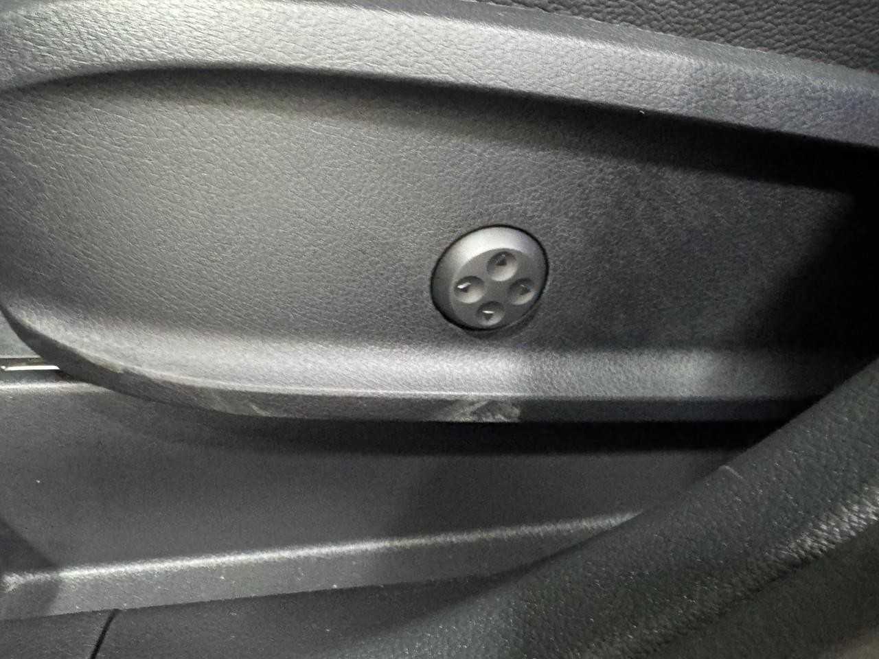 Mercedes-Benz GLB Vehicle Full-screen Gallery Image 30