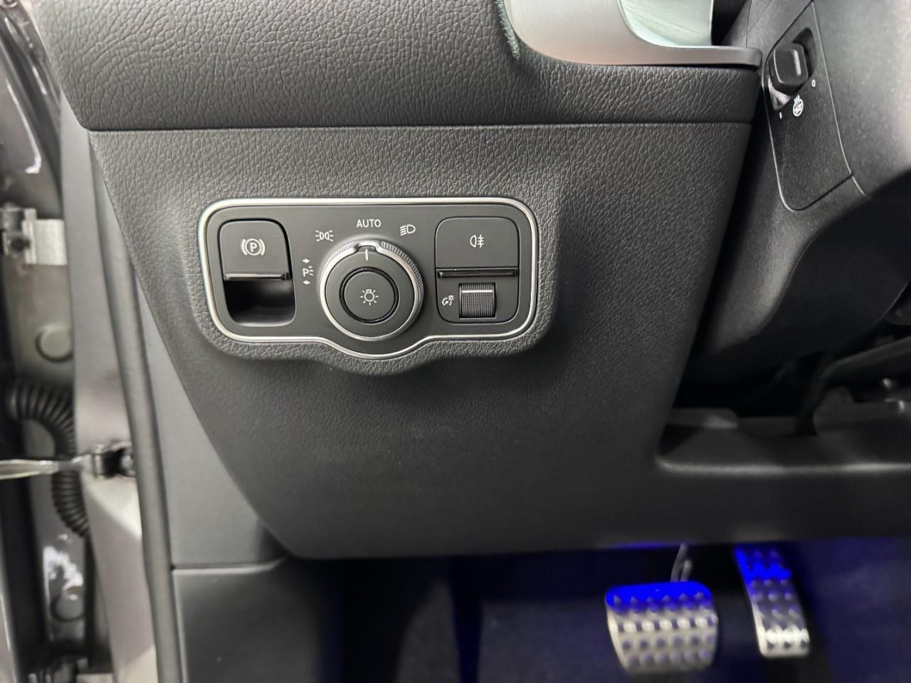 Mercedes-Benz GLB Vehicle Full-screen Gallery Image 31