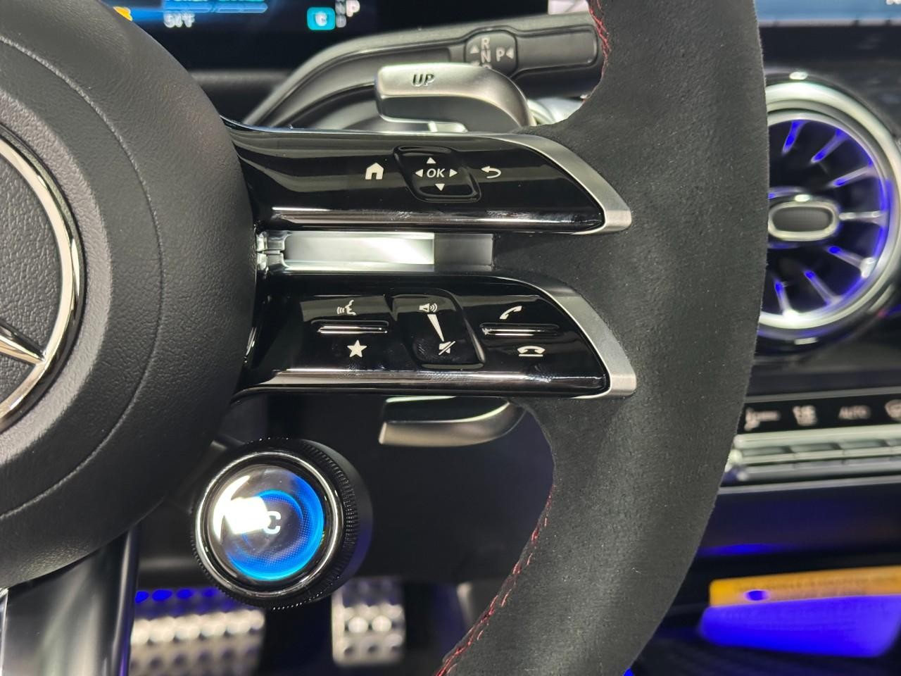 Mercedes-Benz GLB Vehicle Full-screen Gallery Image 33