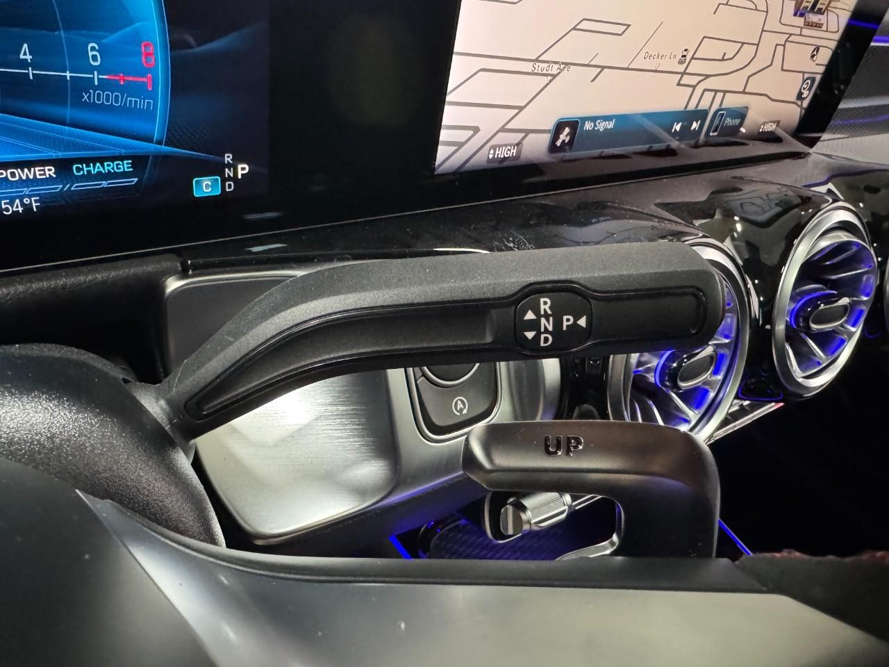 Mercedes-Benz GLB Vehicle Full-screen Gallery Image 35