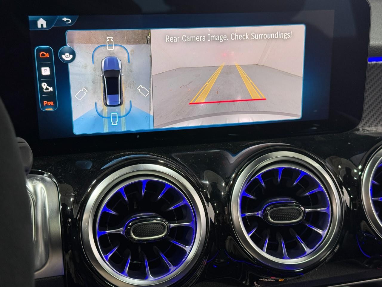 Mercedes-Benz GLB Vehicle Full-screen Gallery Image 36