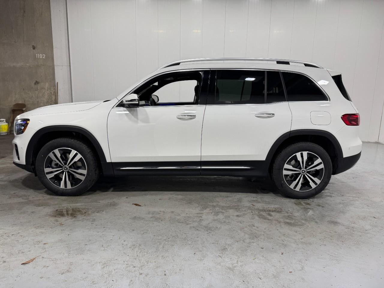 Mercedes-Benz GLB Vehicle Full-screen Gallery Image 2