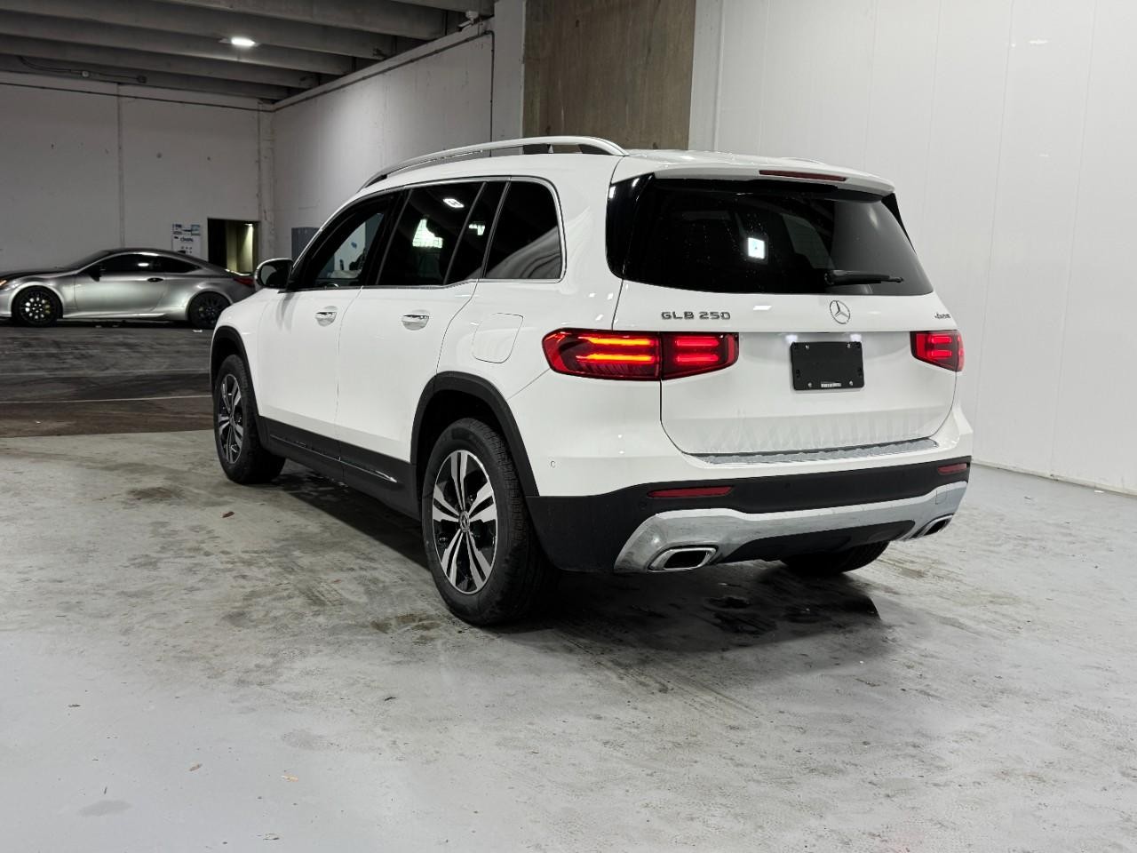 Mercedes-Benz GLB Vehicle Full-screen Gallery Image 3