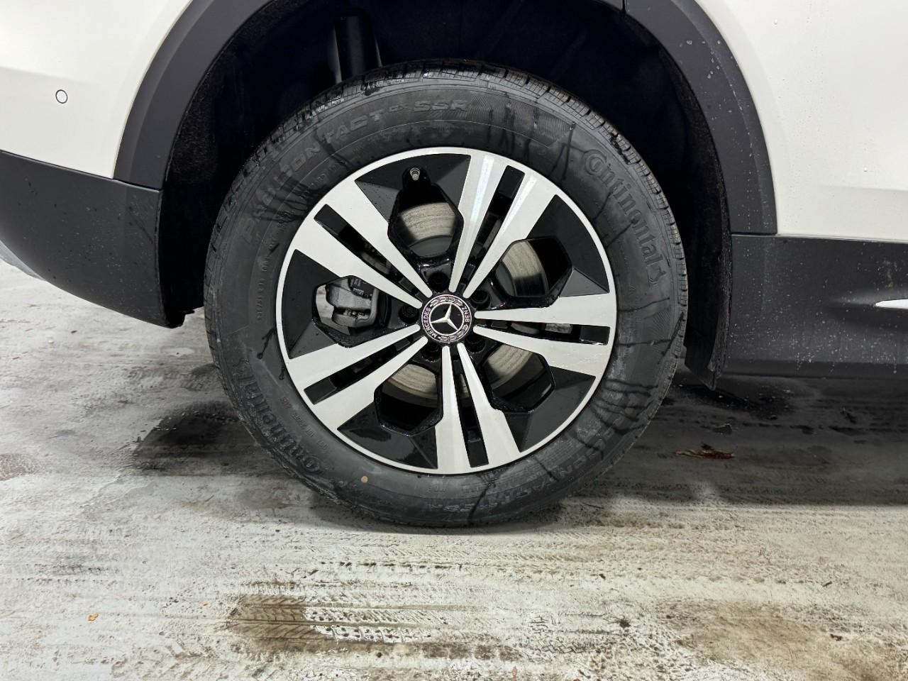 Mercedes-Benz GLB Vehicle Full-screen Gallery Image 5