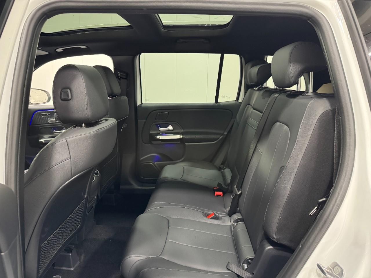 Mercedes-Benz GLB Vehicle Full-screen Gallery Image 8