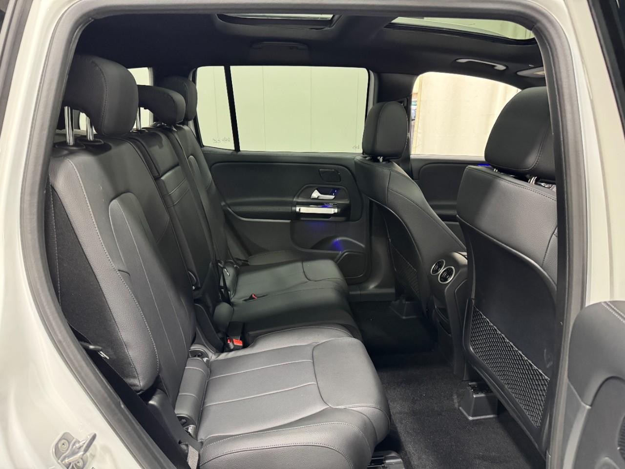 Mercedes-Benz GLB Vehicle Full-screen Gallery Image 10