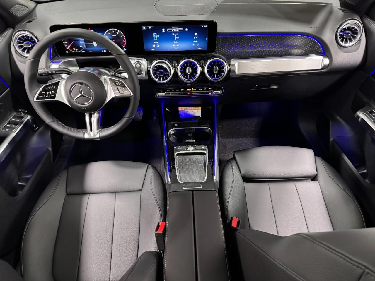 Mercedes-Benz GLB Vehicle Full-screen Gallery Image 12