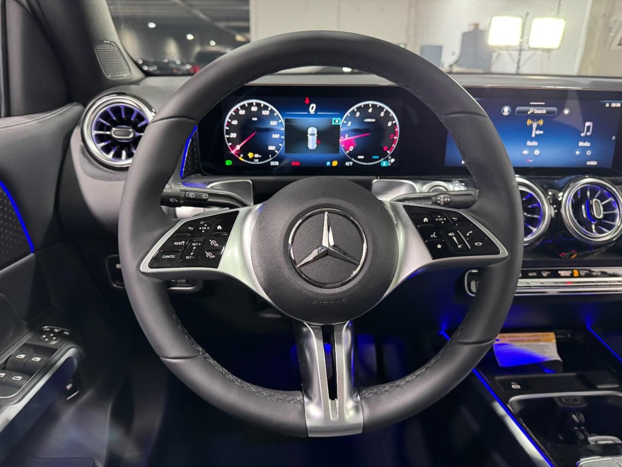Mercedes-Benz GLB Vehicle Full-screen Gallery Image 13