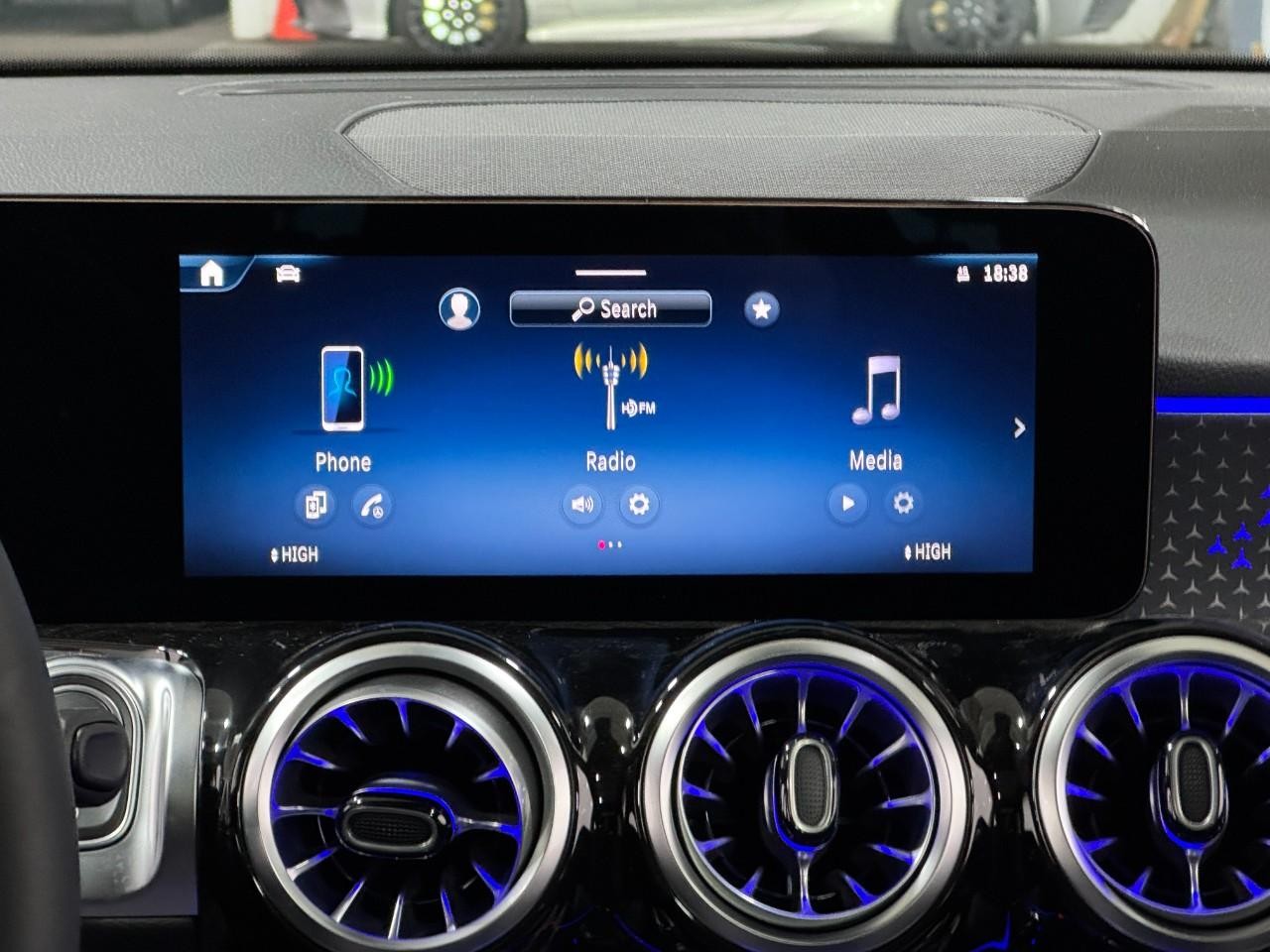 Mercedes-Benz GLB Vehicle Full-screen Gallery Image 14