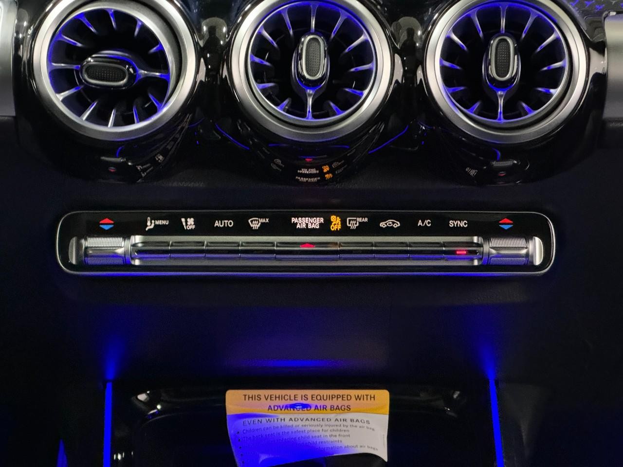 Mercedes-Benz GLB Vehicle Full-screen Gallery Image 15