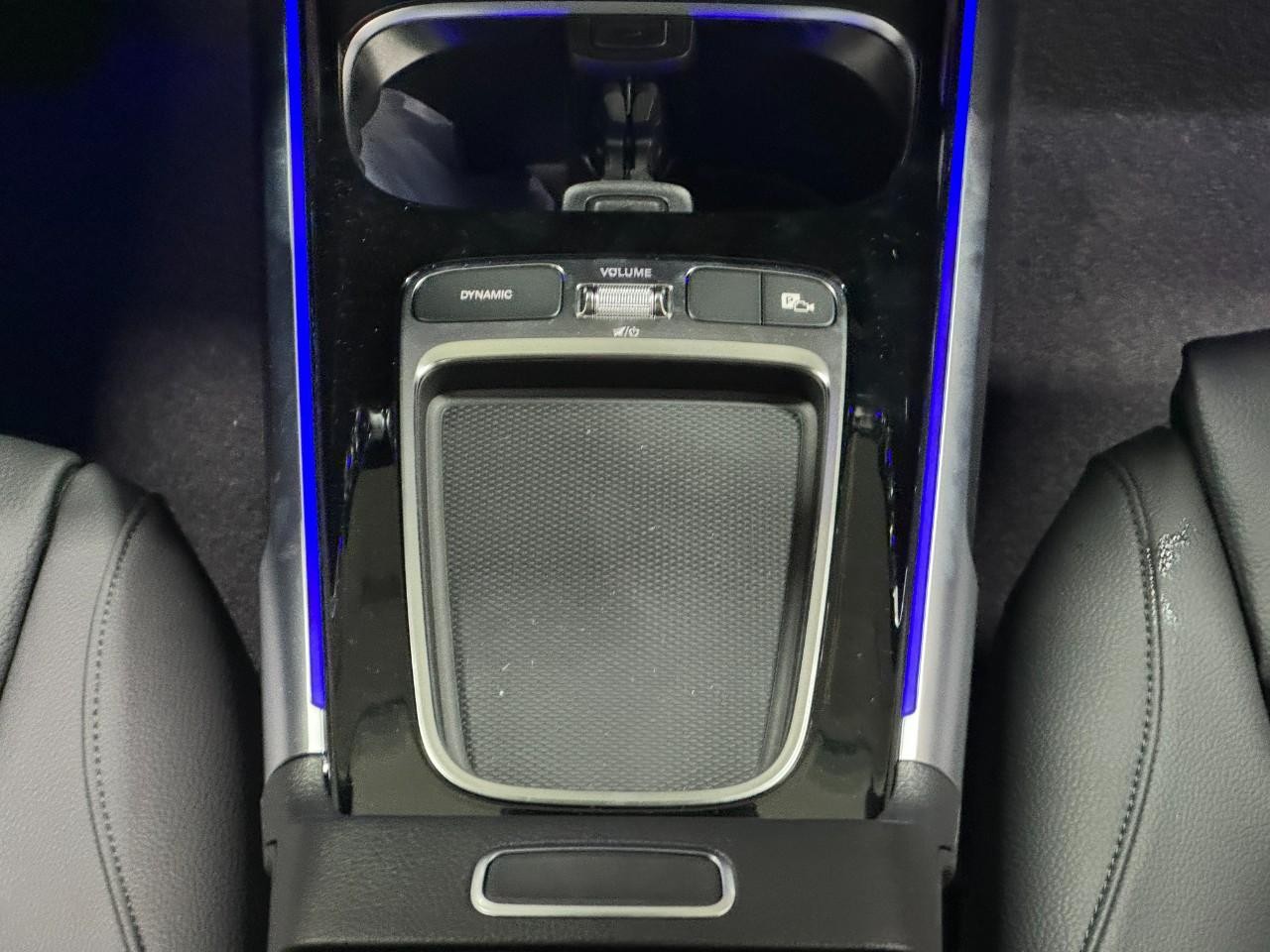 Mercedes-Benz GLB Vehicle Full-screen Gallery Image 16