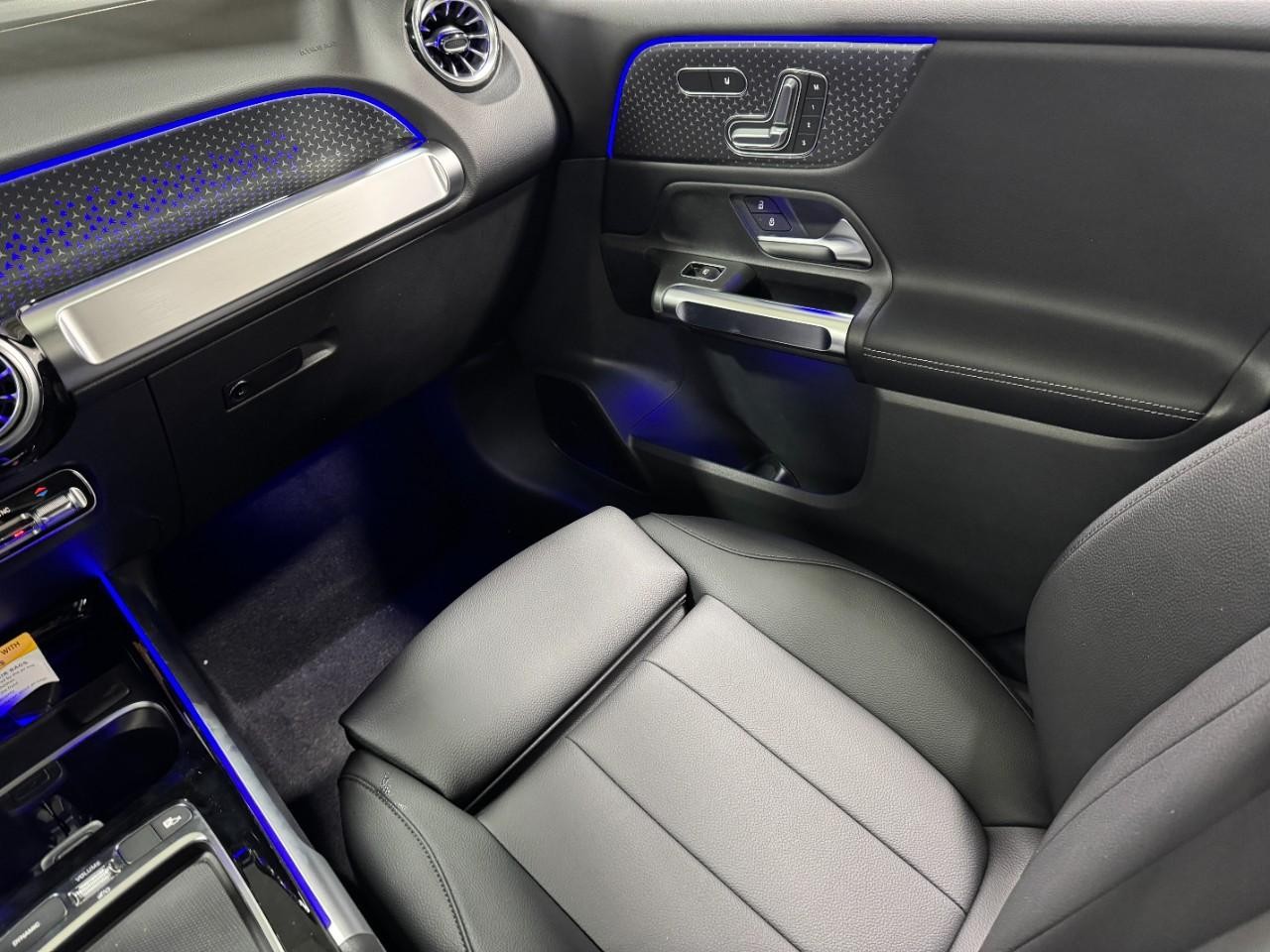 Mercedes-Benz GLB Vehicle Full-screen Gallery Image 17