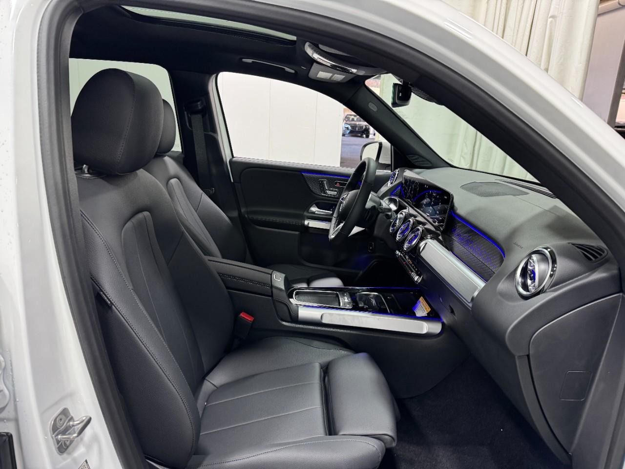 Mercedes-Benz GLB Vehicle Full-screen Gallery Image 18