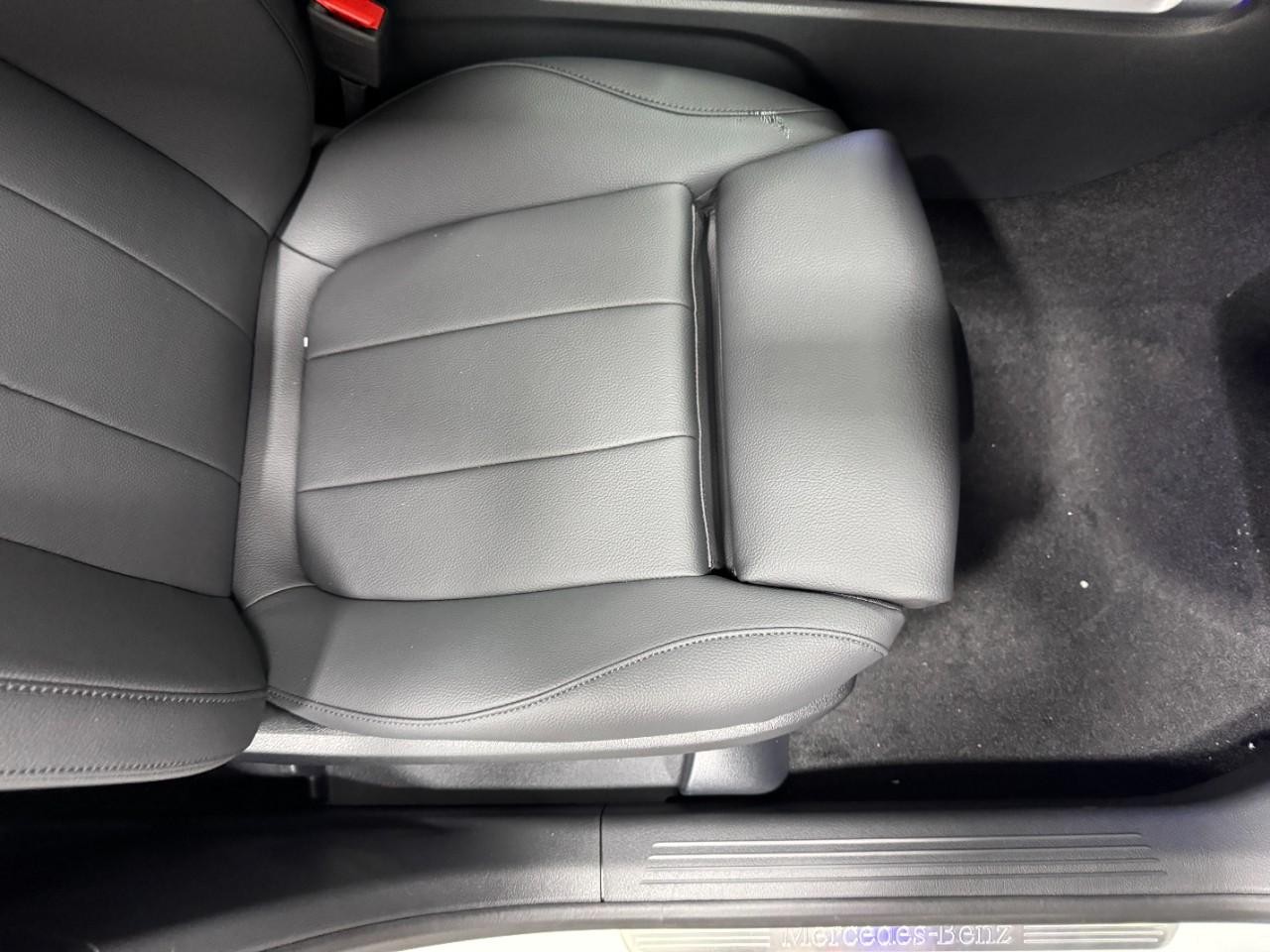 Mercedes-Benz GLB Vehicle Full-screen Gallery Image 19