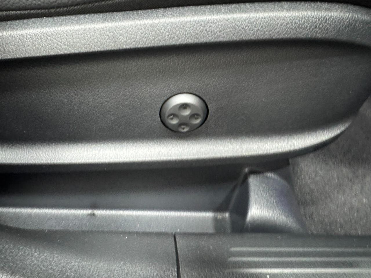 Mercedes-Benz GLB Vehicle Full-screen Gallery Image 20