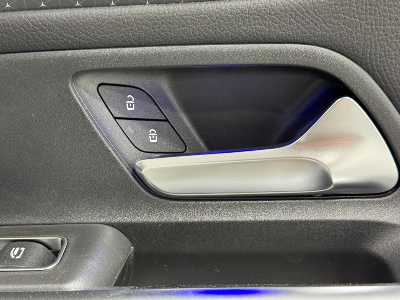 Mercedes-Benz GLB Vehicle Full-screen Gallery Image 22