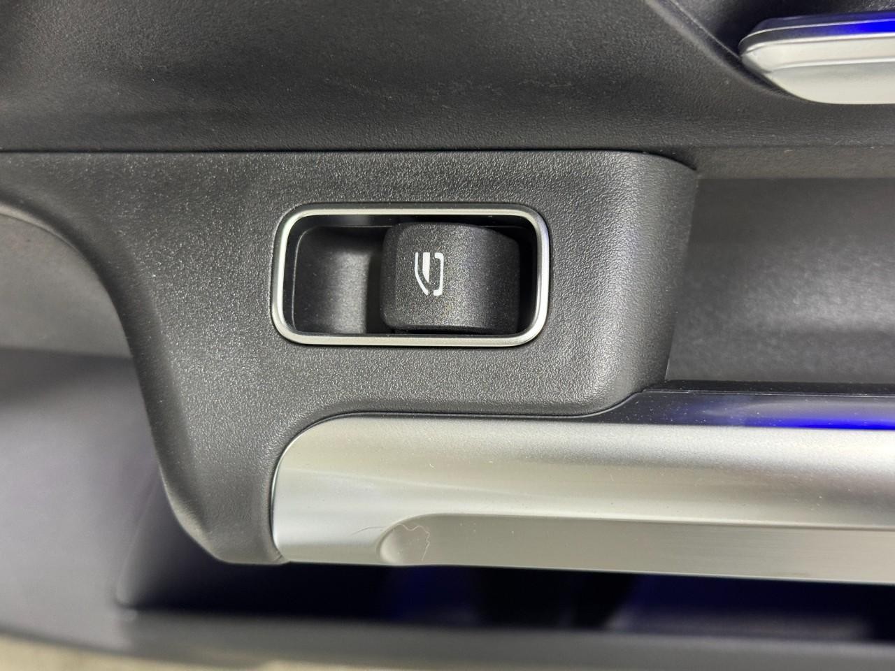 Mercedes-Benz GLB Vehicle Full-screen Gallery Image 23