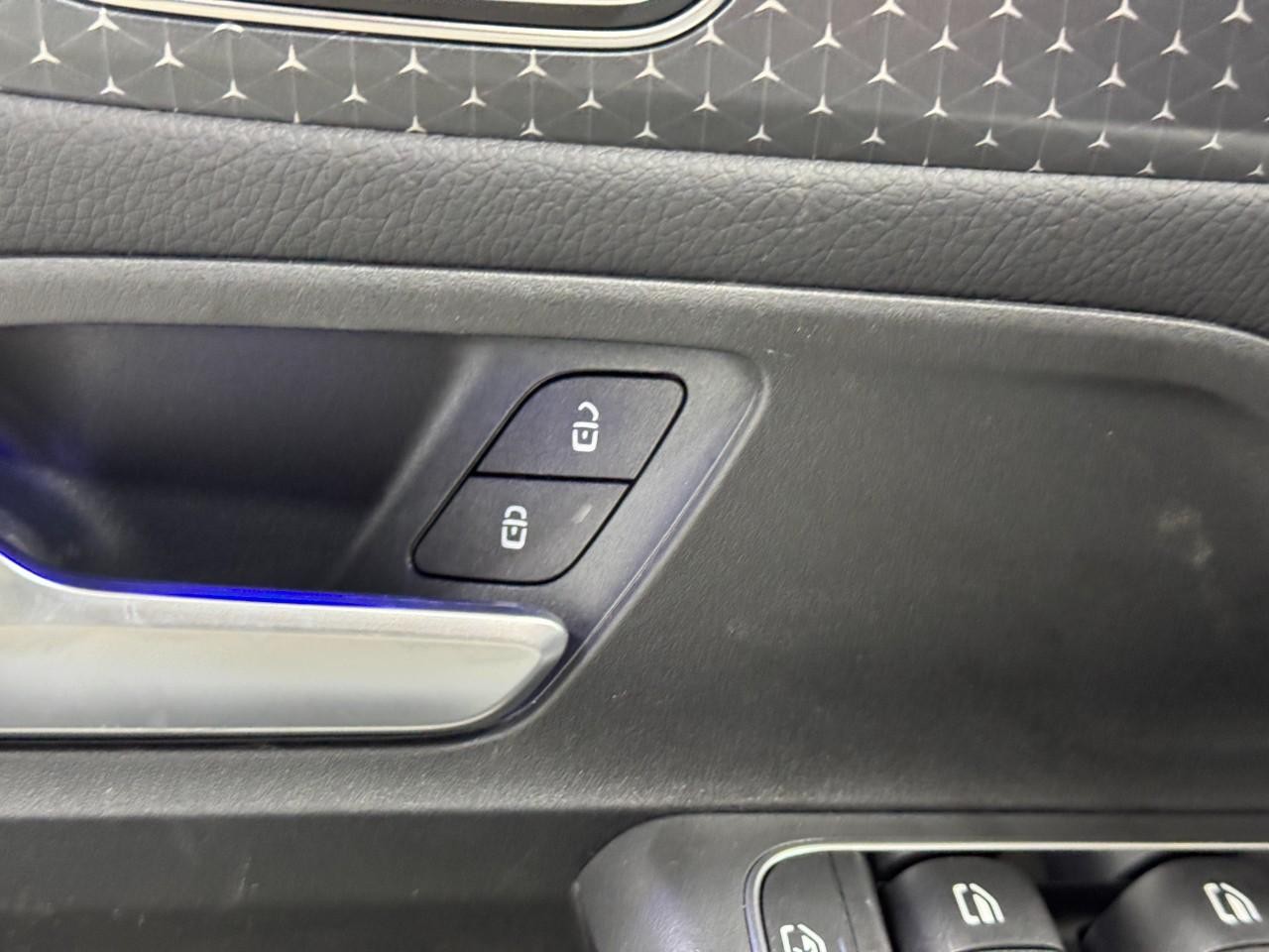 Mercedes-Benz GLB Vehicle Full-screen Gallery Image 25