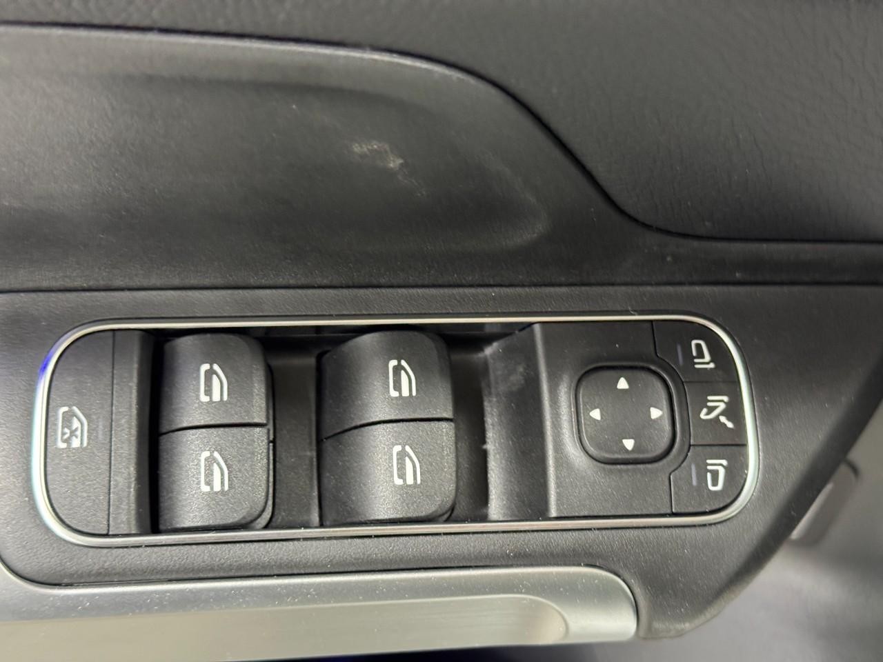 Mercedes-Benz GLB Vehicle Full-screen Gallery Image 26