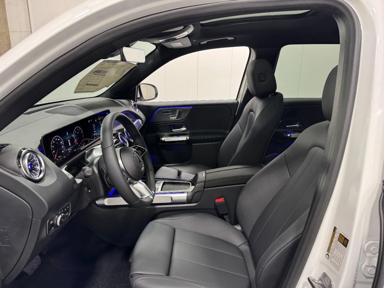 Mercedes-Benz GLB Vehicle Full-screen Gallery Image 28